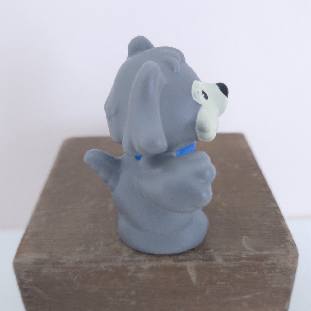 Fisher Price Little People Grey Dog with Car Wash Brush - Picture 2 of 10